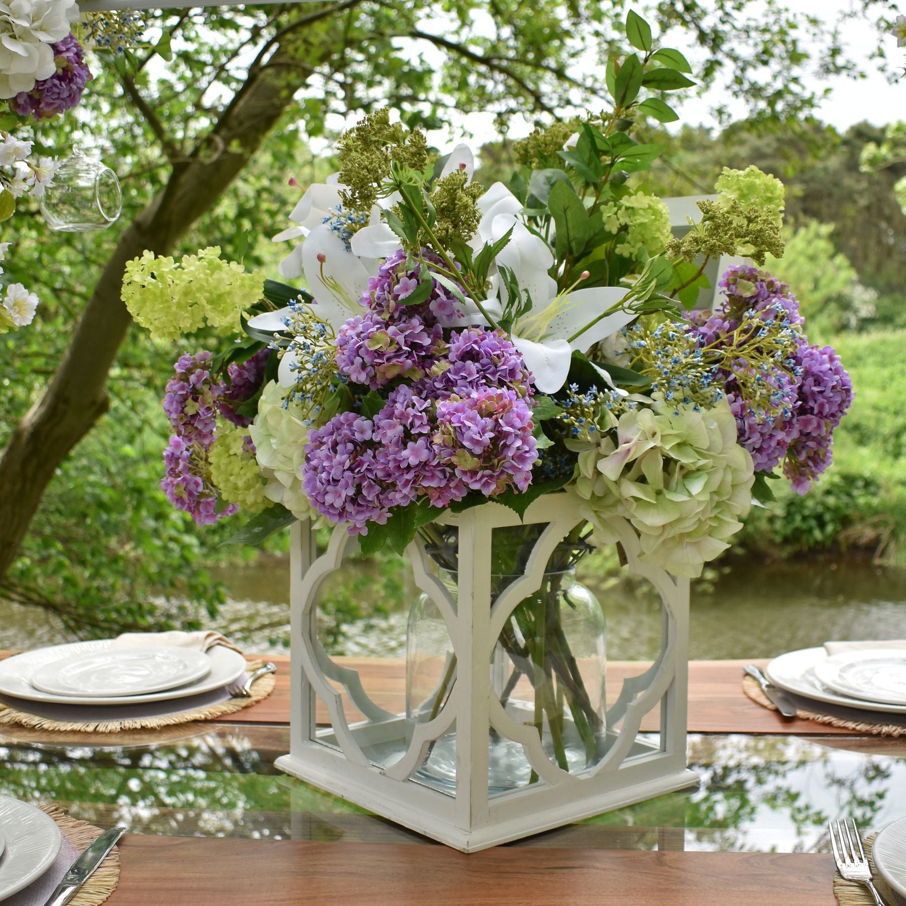 Elegant artificial hydrangea stem in soft green hues, featuring realistic blooms, perfect for sophisticated decor and arrangements.